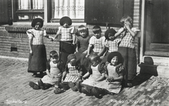 604189 Groepsportret van enkele kinderen in klederdracht te Spakenburg (gemeente Bunschoten).